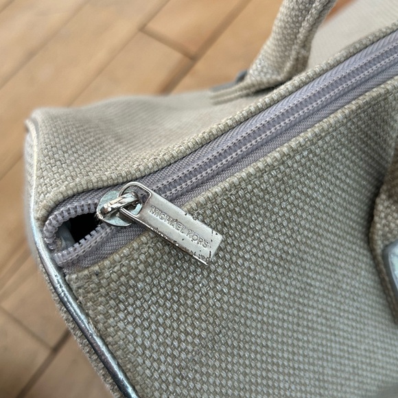 Michael Kors Women's Duffle Shoulder Bag Canvas Tan Silver Trim - Picture 5 of 8